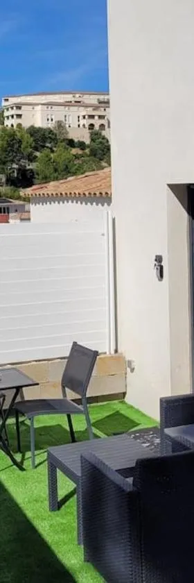 logement indépendant avec terrasse "Les Mésanges"，位于瑞维尼亚克的酒店