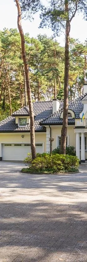Comfortable 4 bedroom villa outdoor wood-fired sauna Warsaw，位于Magdalenka的酒店