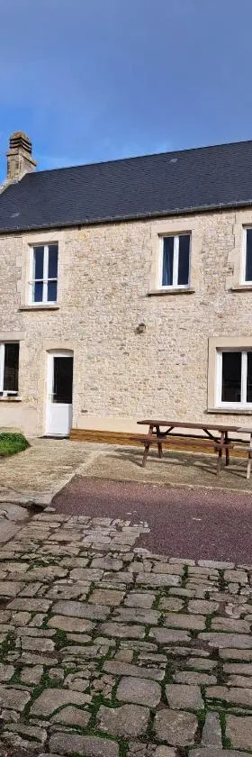Gite des falaises de Longues 8personnes，位于Longues-sur-Mer的酒店