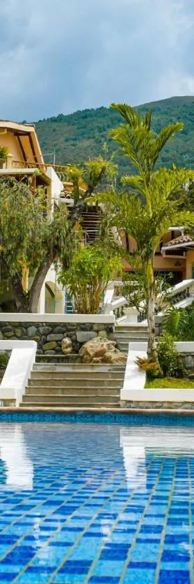 Uzhupud Garden Hotel & Lodge，位于Paute的酒店