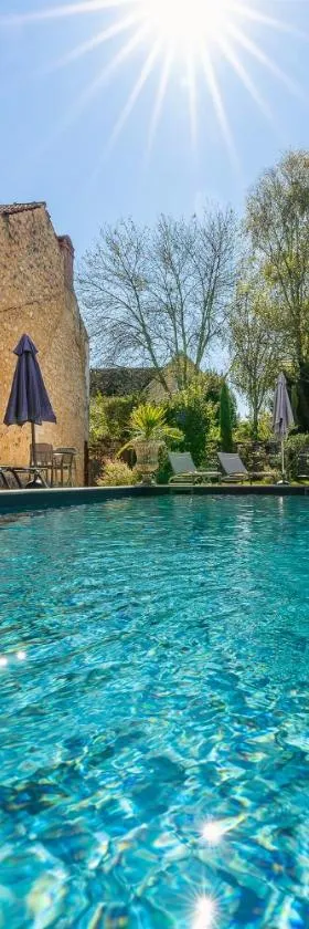 La Villa du 15 - Chambres indépendantes & autonomes du restaurant La Maison - clim et piscine chauffée - Lit King Size，位于莱塞齐耶德泰阿克的酒店