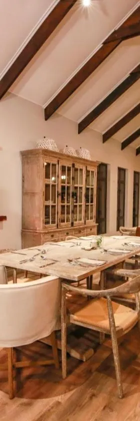 欧吉瓦萨法里山林小屋，位于奥奇瓦龙戈的酒店