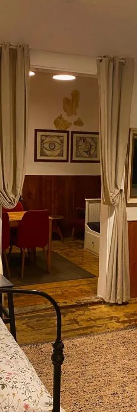 Basic small flat in an old railway station ground floor，位于Kařez的酒店