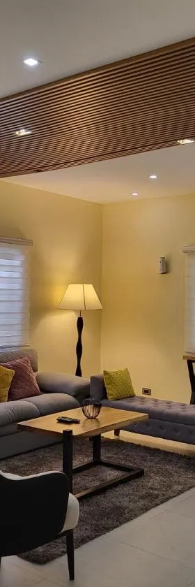 Luxury 3BR Villa w Plunge Pool near SM Batangas City- Instagram-Worthy!，位于八打雁的酒店