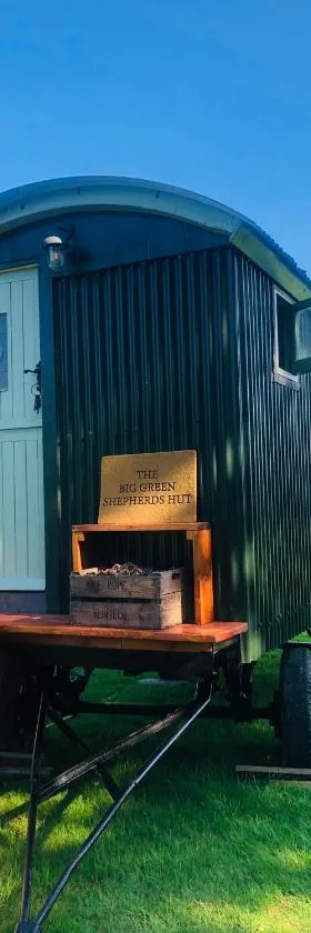 The Big Green Shepherds Hut，位于查尔伍德的酒店