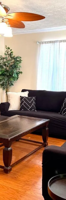 3 Bed 2 Bath House, Quiet & downtown Smart TVs in all rooms, Whole house to yourself，位于哈夫洛克的酒店