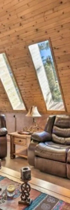 Raven’s Nest Cabin with Glowing Bocce Ball Court，位于天使之火的酒店