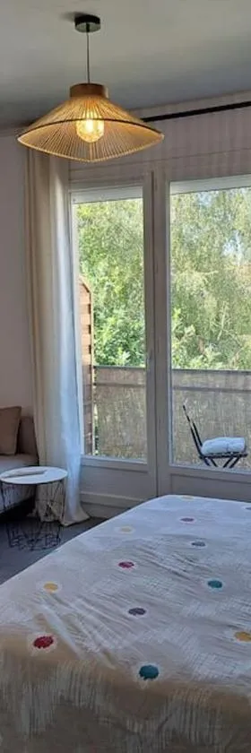Studio dans maison avec jardin et balcon, au calme，位于塞雷赞迪罗纳的酒店