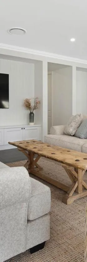 4 bedroom home with theatre room, close to CBD and beaches.，位于阳光湾的酒店