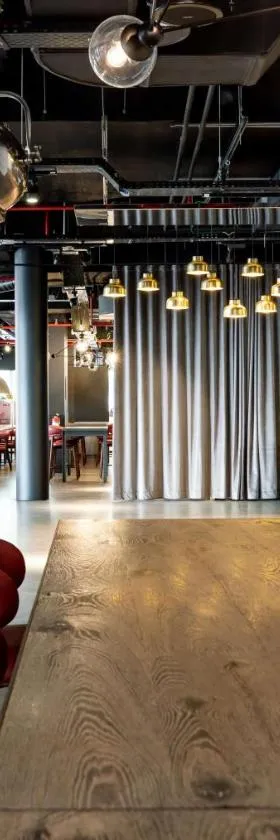 Radisson RED Brussels，位于布鲁塞尔的酒店