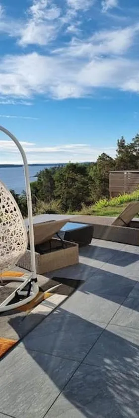 Archipelago villa, cabin & sauna jacuzzi with sea view, 30 minutes from Stockholm，位于Tyresö的酒店