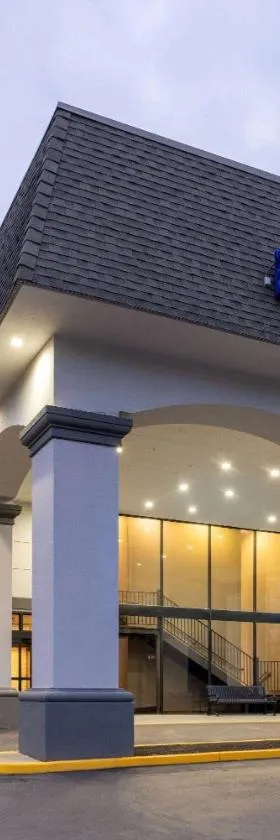 Baymont by Wyndham White Plains - Elmsford，位于艾姆斯佛德的酒店