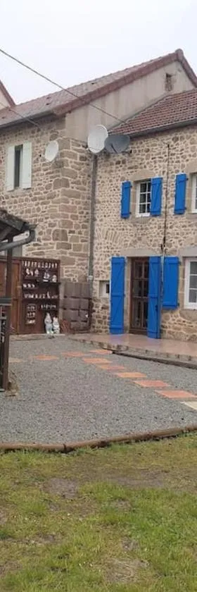 Maison Creusoise dans le village de Fontanières.，位于Fontanières的酒店