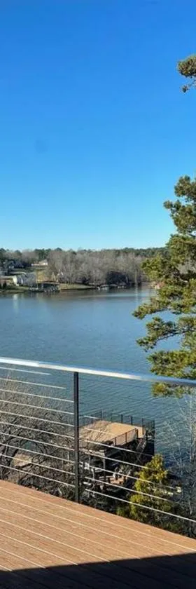 Modern Lakefront Views at Lake Hickory Haven，位于希科里的酒店