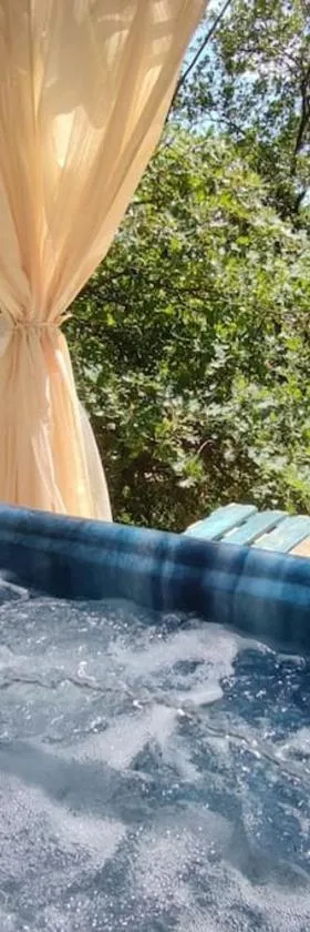 Cottage romantique, son jacuzzi privatif, piscine，位于荷里尤的酒店