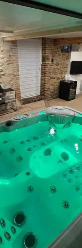 Gîte le jardin secret et Gîte au temps suspendu，位于Montpézat的酒店