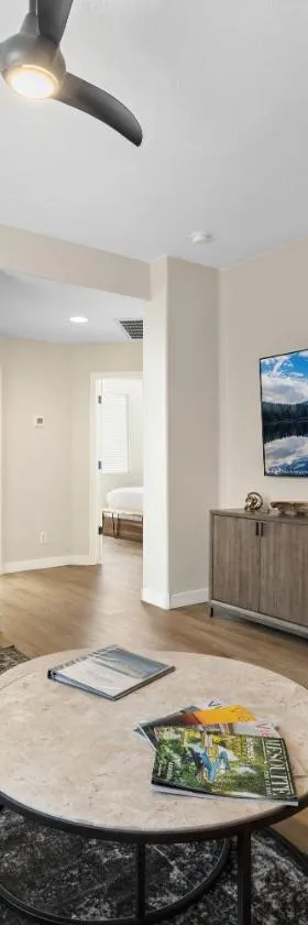 Beautiful Condo at the Springs By Cool Properties，位于梅斯基特的酒店