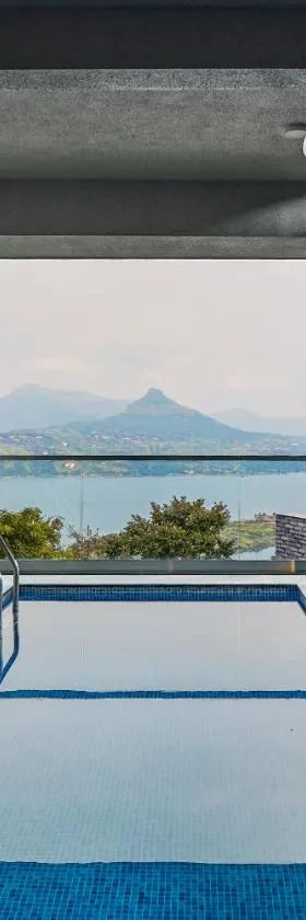 SaffronStays Ahilya Waters by Kosha Villas, Pawna - pool villa with panoramic view of Pawna Lake，位于Āmbavna的酒店