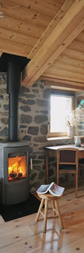 Chambre d'hôtes privative Au creux du nid，位于Siaugues Ste Marie的酒店