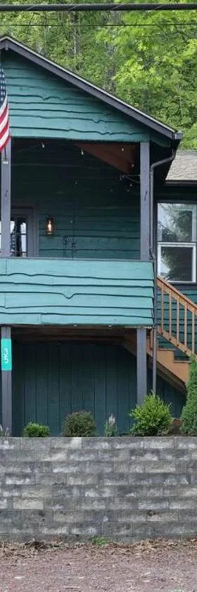 Lake View Enchanted Treehouse- Lake Harmony，位于莱克哈莫尼的酒店