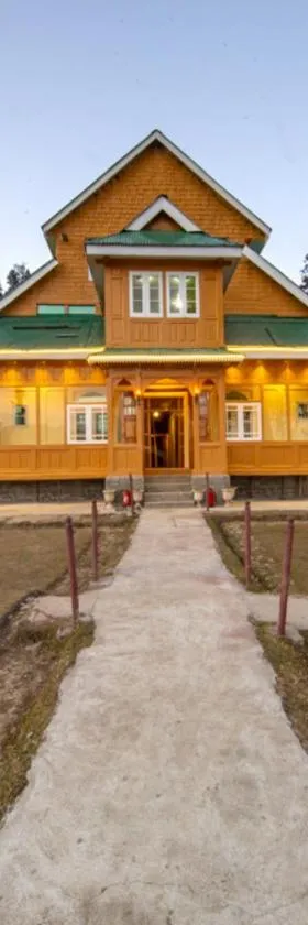 Gulmarg Ski Hill Resort，位于古尔马尔格的酒店