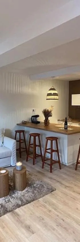 Suite cosy au cœur de Vinzelles proche Mâcon Tout équipé avec salon d'extérieur，位于Vinzelles的酒店