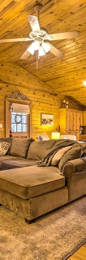 Pet-Friendly Cabot Cabin with Fenced Yard!，位于Cabot的酒店