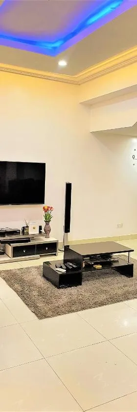 Entire Serviced Two bedroom duplex Abuja - 24hr WIFI, POWER, OFFICE, FULL KITCHEN，位于阿布贾的酒店