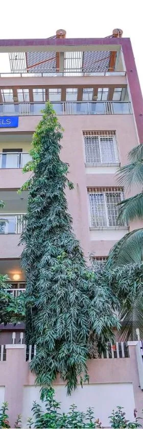 FabHotel Rudra Residency - Nr Medicover hospital，位于Chinchiwad的酒店