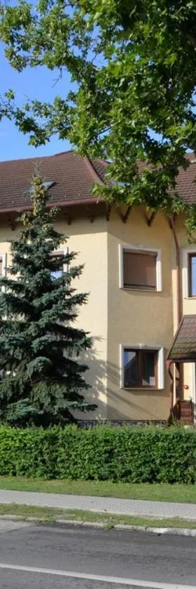 Belvárosi Vendégház，位于莫尔的酒店
