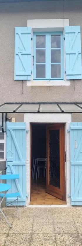 Jolie petite maison dans village fortifié，位于Brigueuil的酒店