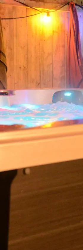 Roulotte Gîtes O bien-être massage Spa Séjour bien-être en hébergement insolite roulotte Karantez ou en gîtes Melon ou Yock à 800 m des plages Maison d'hôte Drogou，位于波尔斯波代的酒店