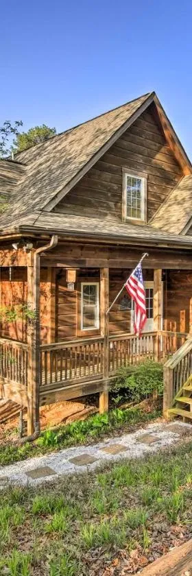 Lakefront South Carolina Abode with Deck and Boat Dock，位于Fair Play的酒店