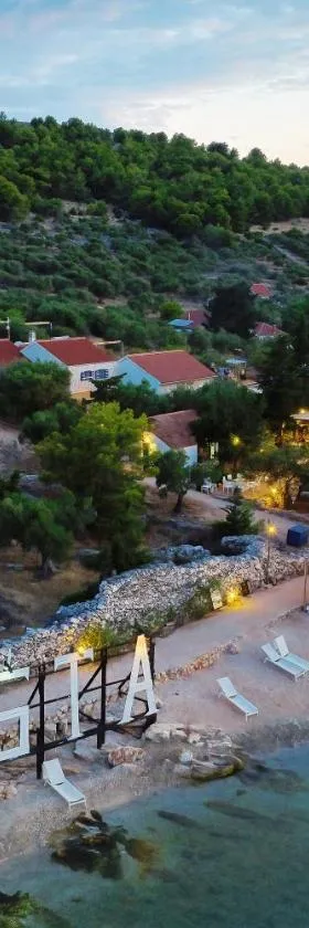Glamping resort Fešta Kornati，位于Pristanišće的酒店