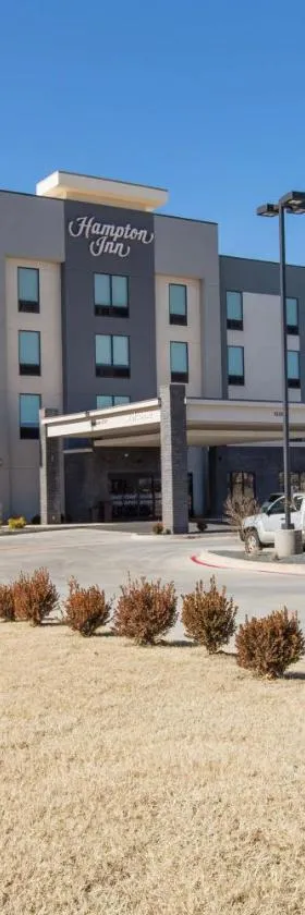 Hampton Inn Mustang，位于Mustang的酒店