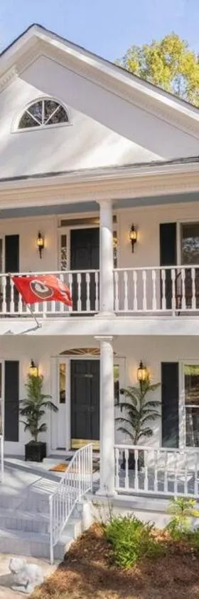 Large Luxury House, 4 King Beds & 21 Total, Hot Tub, Theater, Fireplace, Game Room, Ping-pong, Pool Table, Air Hockey, Arcade, River, Big Kitchen, Nice Porch, Quiet, Good for Families and Large Groups, Near UGA Golf Course, Close to UGA & Stanford Stadium，位于阿森斯的酒店