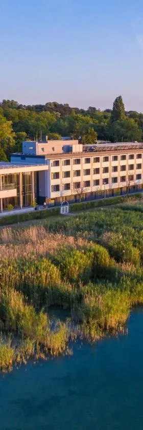 Hotel OTP Balatonszemes，位于鲍洛通塞迈什的酒店