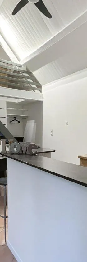 Le Calmette-Maison avec bel espace de vie en duplex- Climatisation- WIFI- terrain de pétanque-，位于Saint-Clément的酒店