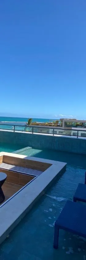 Flat à Beira Mar Com Varanda e Piscinas Naturais，位于伊波茹卡的酒店