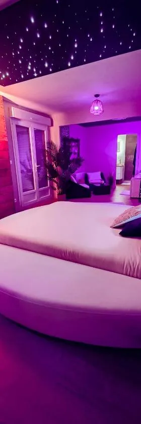 Gite Romantique avec Espace Balnéo et Ciel Etoilé "La Maison du Bonheur Saint Germer de Fly" Nuit Romantique Oise, Picardie, Normandie，位于Saint-Germer-de-Fly的酒店