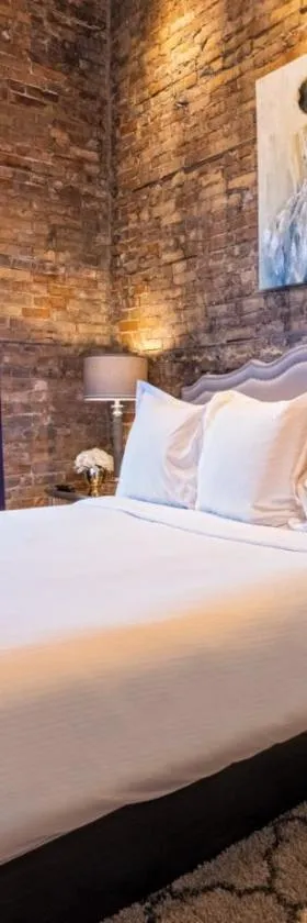 Hip Urban Loft - Small Town Charm -124 LOFTS #3，位于西邓迪的酒店