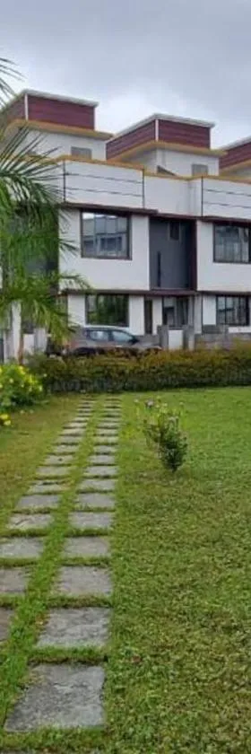 Vista Manor - 3 BHK with pool-1.5 hrs from Mumbai，位于Pālghar的酒店