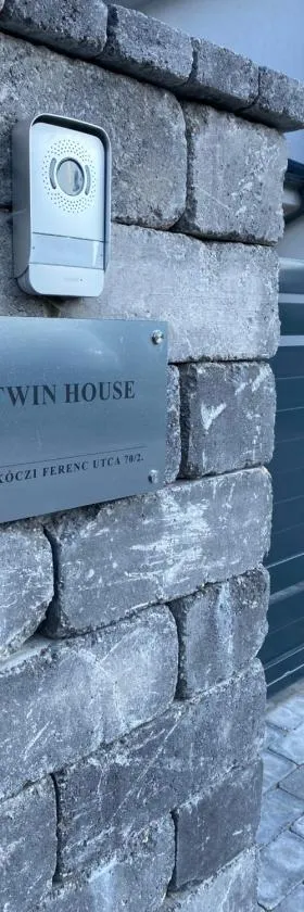 TWIN HOUSE，位于贾尔的酒店