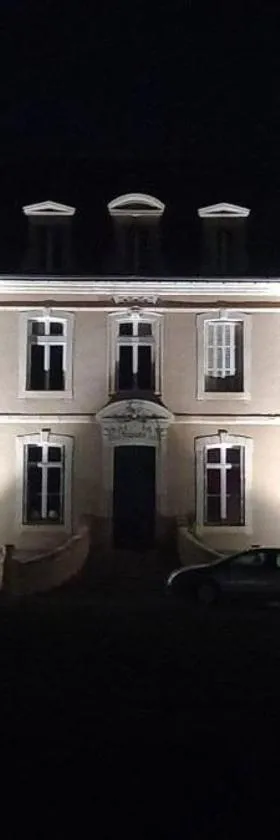 Château de la Bouchatte chambre les Roses，位于Chazemais的酒店