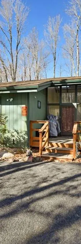 Pocono Pines, Lake Naomi 4 bedrooms, 2 full bath，位于Pocono Pines的酒店