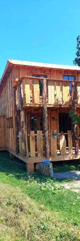 Cabane insolite TOUT CONFORT Chalet Gites Luzy Morvan Bourgogne，位于吕齐的酒店