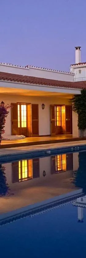 LA CALMA Espectacular villa con jardín y piscina en Menorca，位于萨尔加的酒店