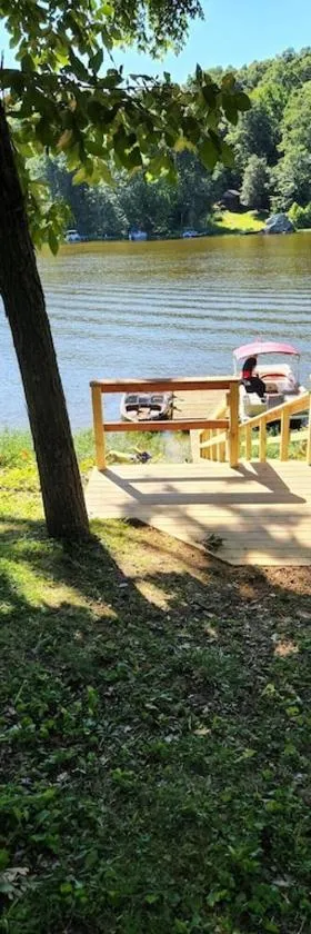 Lake Malone ky Lake shore home right on water with private boat dock, A Shore Thing，位于Lewisburg的酒店