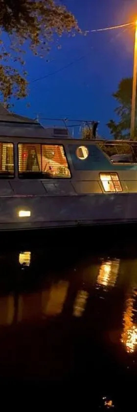 The Lily Pad Boatel Houseboat，位于Savanna的酒店