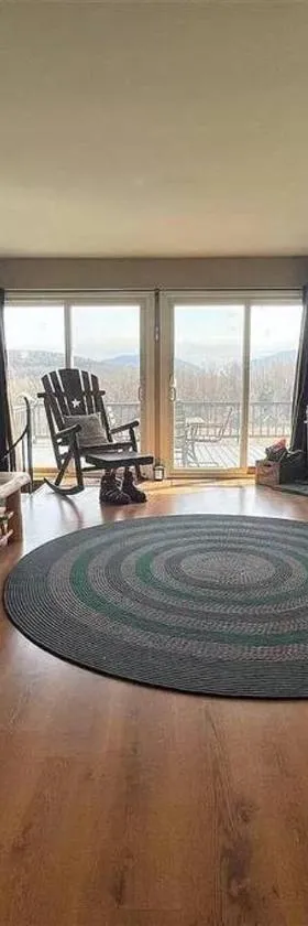 Close to skiing and hiking, walk to main street，位于Tannersville的酒店